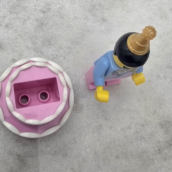 LEGO Birthday Cake Guy with Stand: Series 18 Collectible Minifig 71021 - Picture 8 of 12